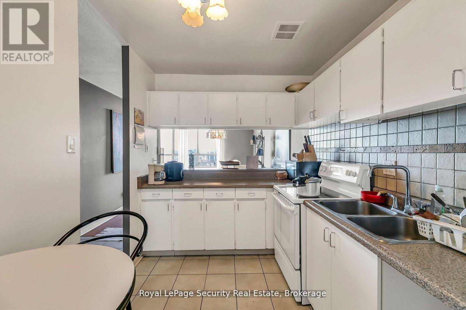 2413 - 10 Martha Eaton Way, Toronto (brookhaven-amesbury), Ontario