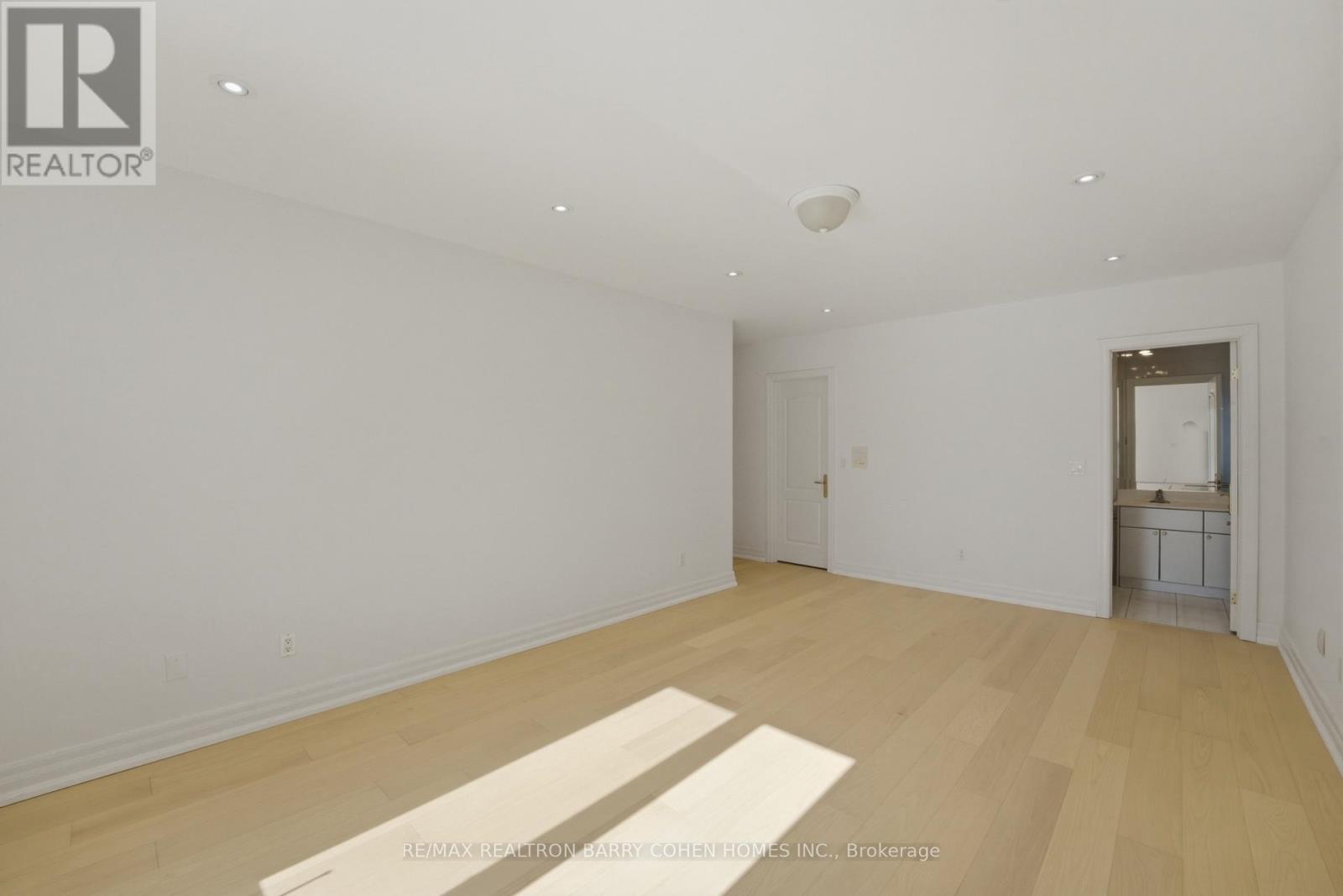 19 Risebrough Avenue, Toronto (willowdale East), Ontario