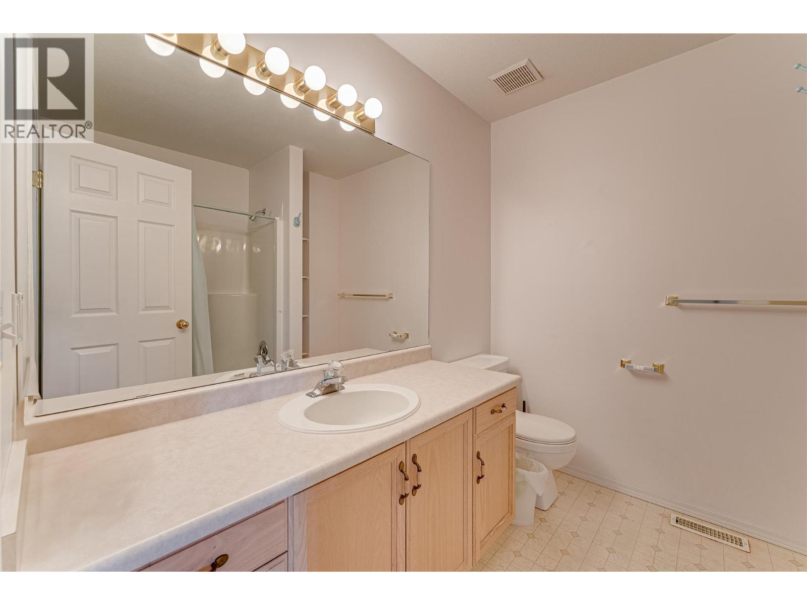 870 10 Street Sw Unit# 101, Salmon Arm, British Columbia