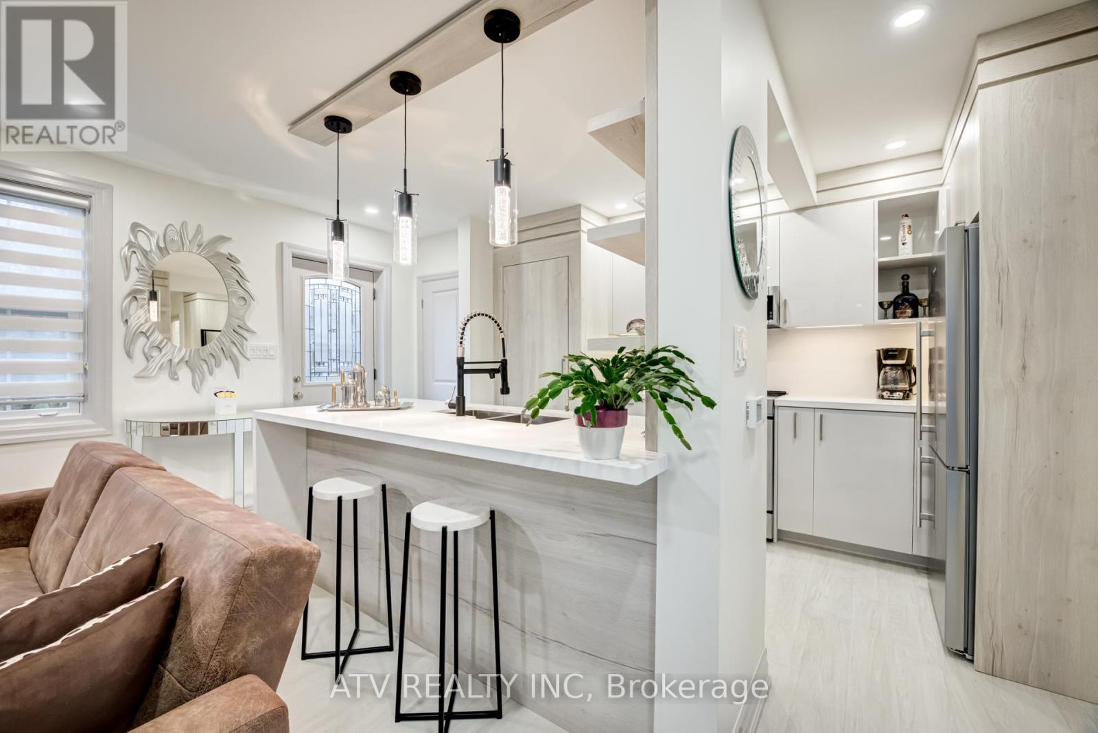 19 Albani Street, Toronto (mimico), Ontario