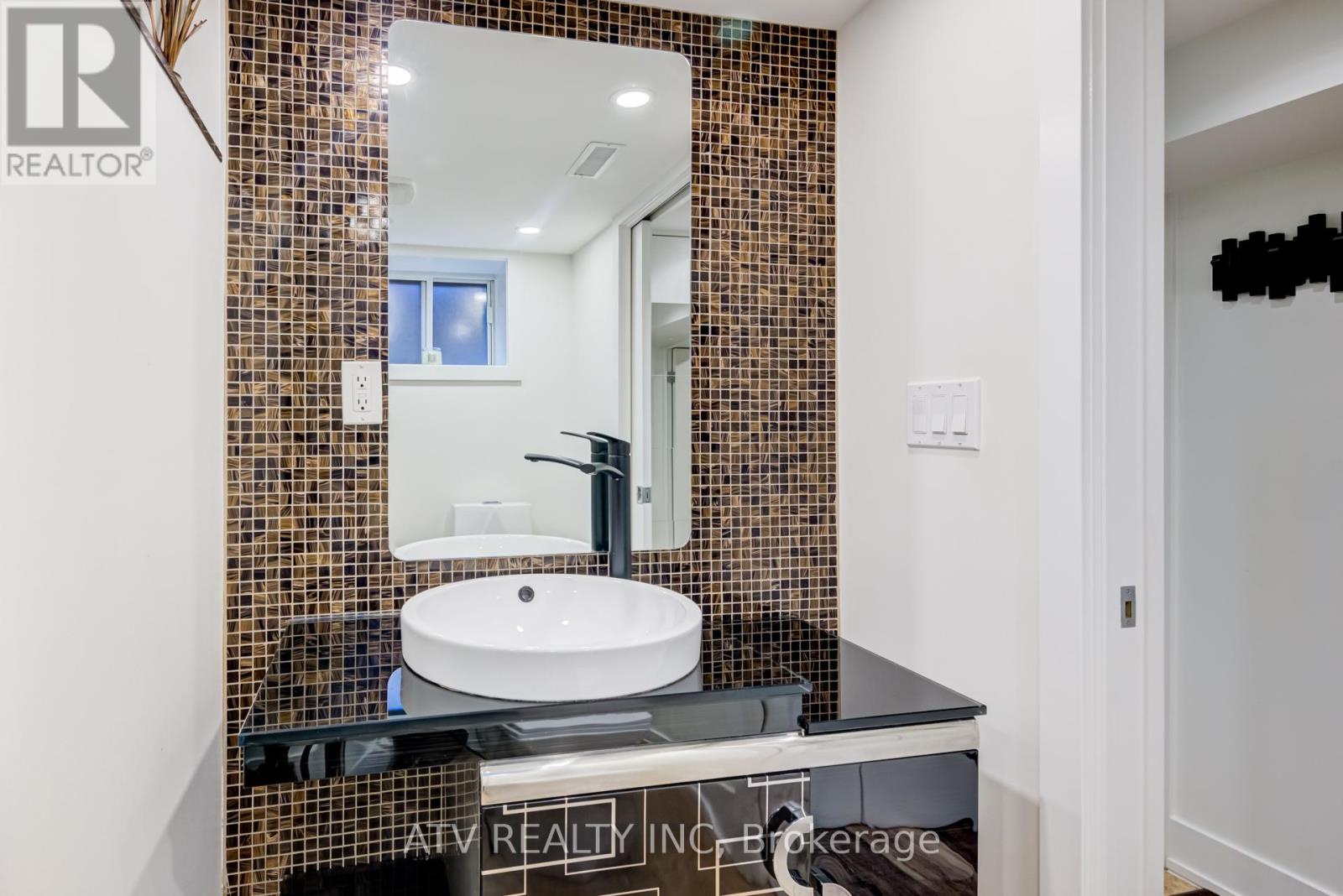 19 Albani Street, Toronto (mimico), Ontario