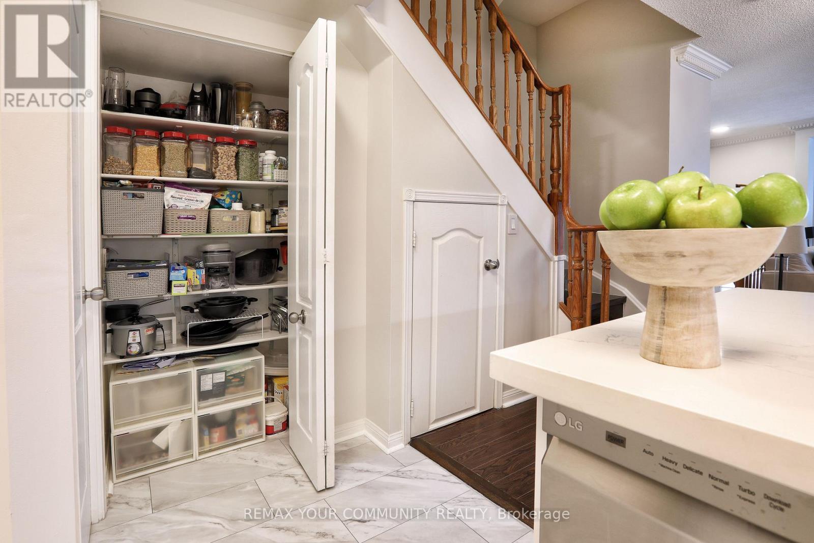 1213 - 28 Sommerset Way, Toronto (willowdale East), Ontario