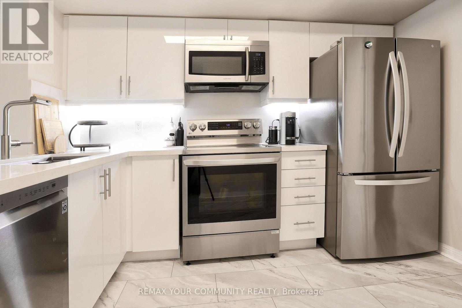 1213 - 28 Sommerset Way, Toronto (willowdale East), Ontario