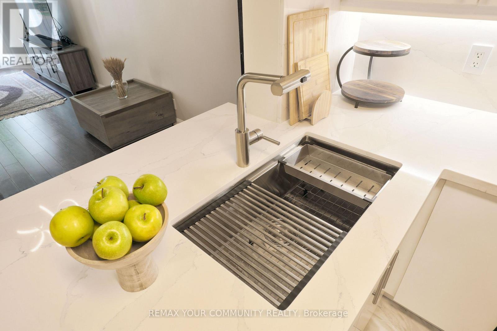 1213 - 28 Sommerset Way, Toronto (willowdale East), Ontario