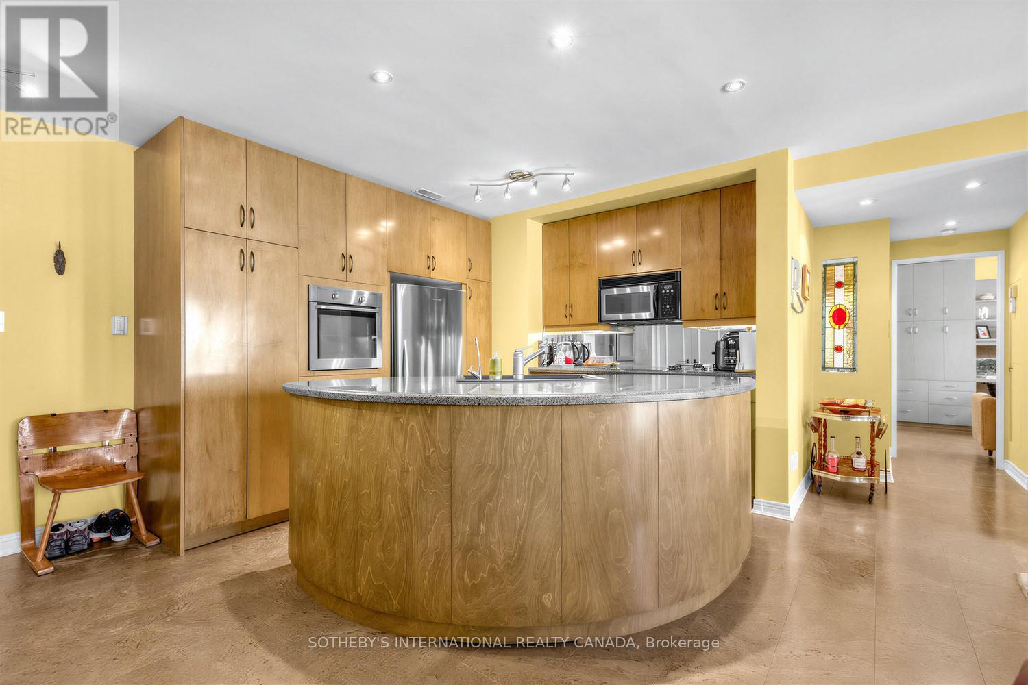 202 - 8 Hawthorn Avenue, Toronto (rosedale-moore Park), Ontario