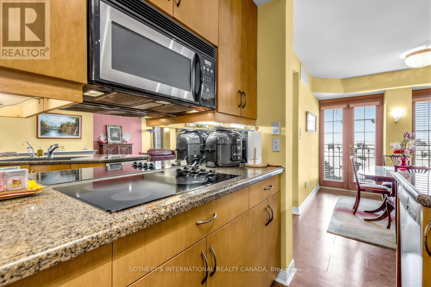 202 - 8 Hawthorn Avenue, Toronto (rosedale-moore Park), Ontario