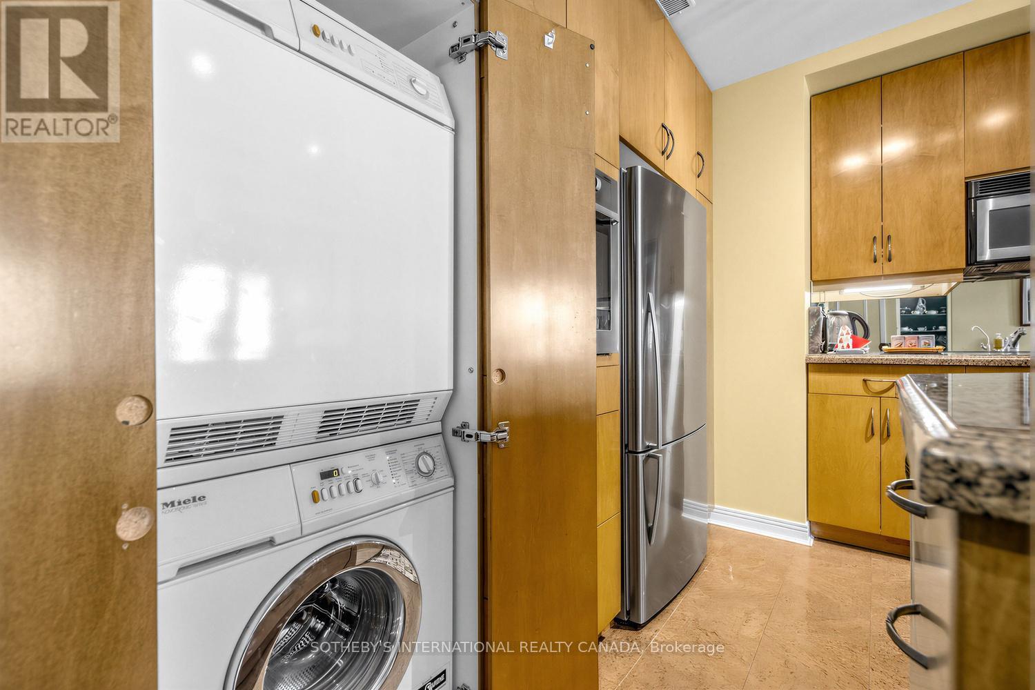 202 - 8 Hawthorn Avenue, Toronto (rosedale-moore Park), Ontario