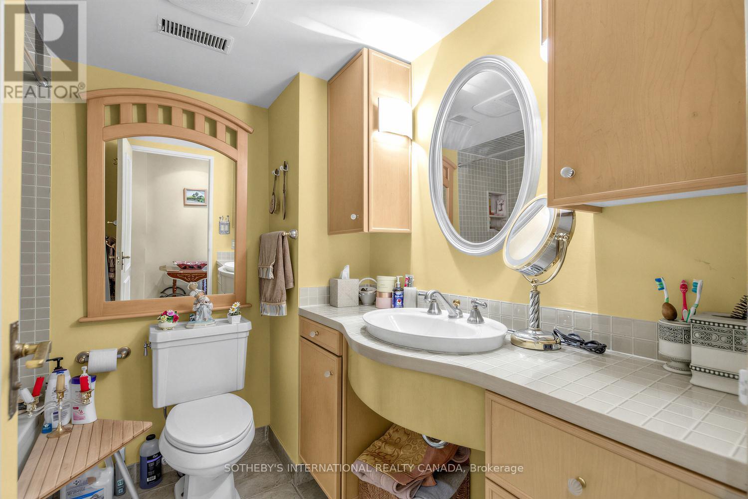 202 - 8 Hawthorn Avenue, Toronto (rosedale-moore Park), Ontario