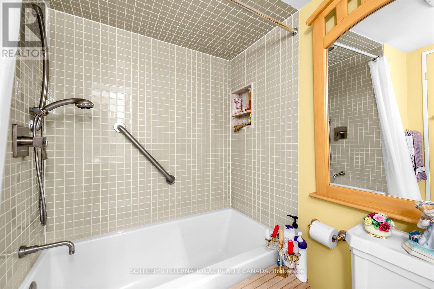 202 - 8 Hawthorn Avenue, Toronto (rosedale-moore Park), Ontario