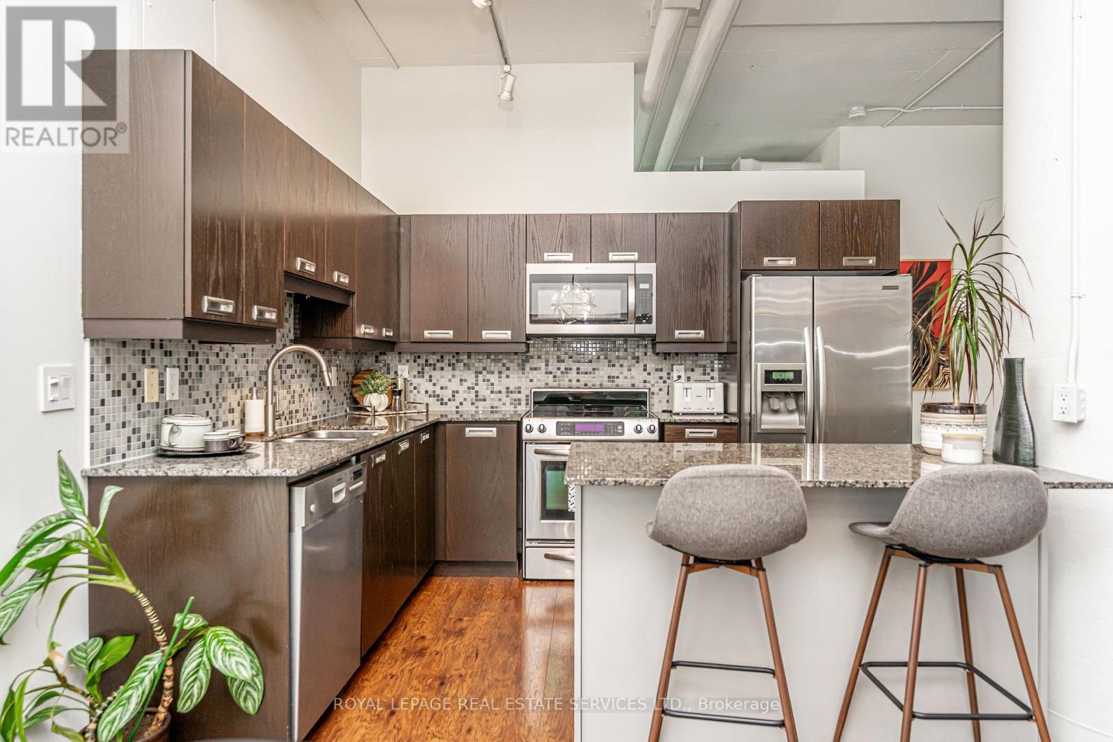 206 - 2 Fieldway Road, Toronto (islington-city Centre West), Ontario