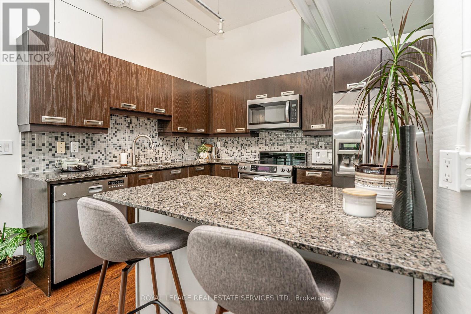 206 - 2 Fieldway Road, Toronto (islington-city Centre West), Ontario