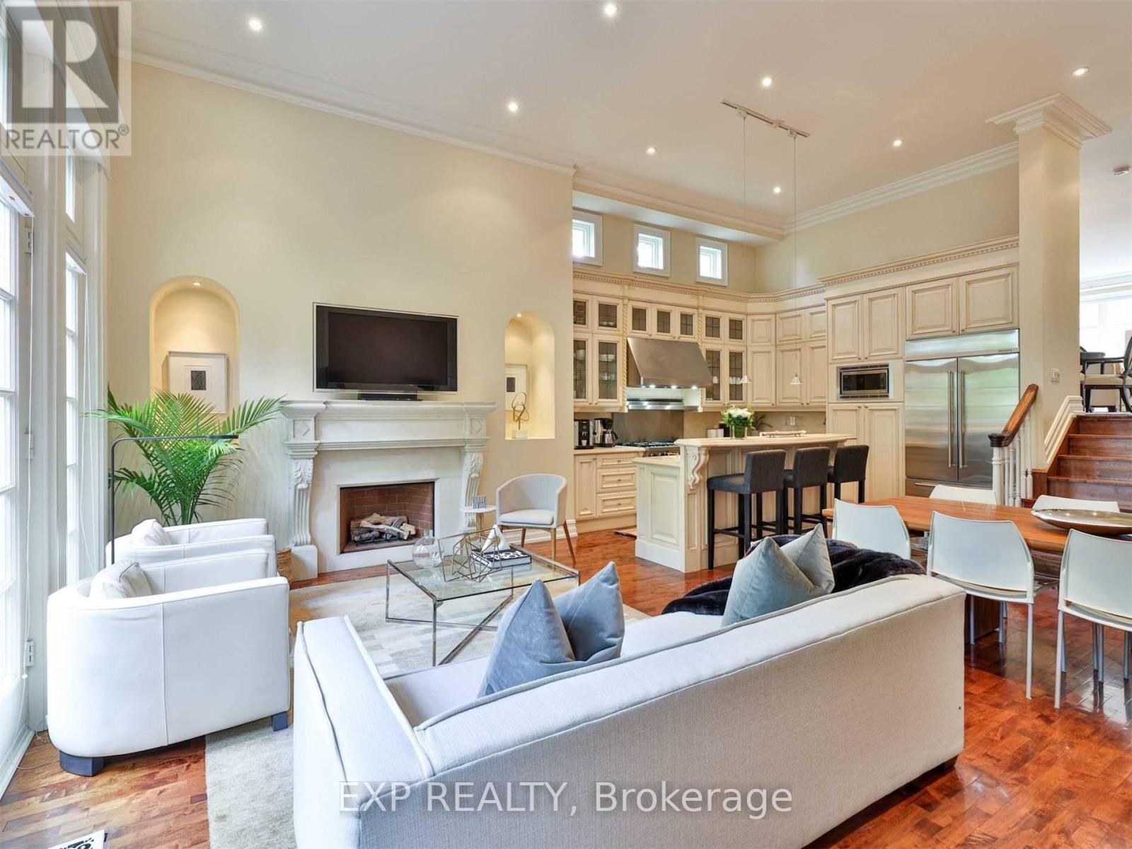 241 Poplar Plains Street, Toronto (casa Loma), Ontario