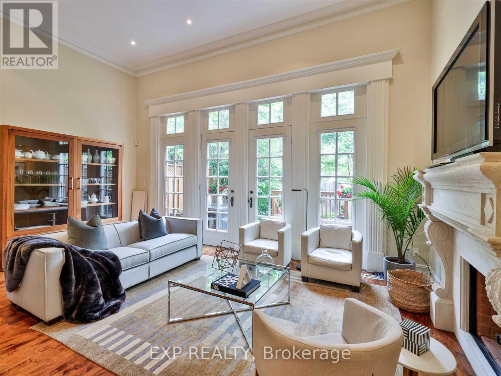 241 Poplar Plains Street, Toronto (casa Loma), Ontario