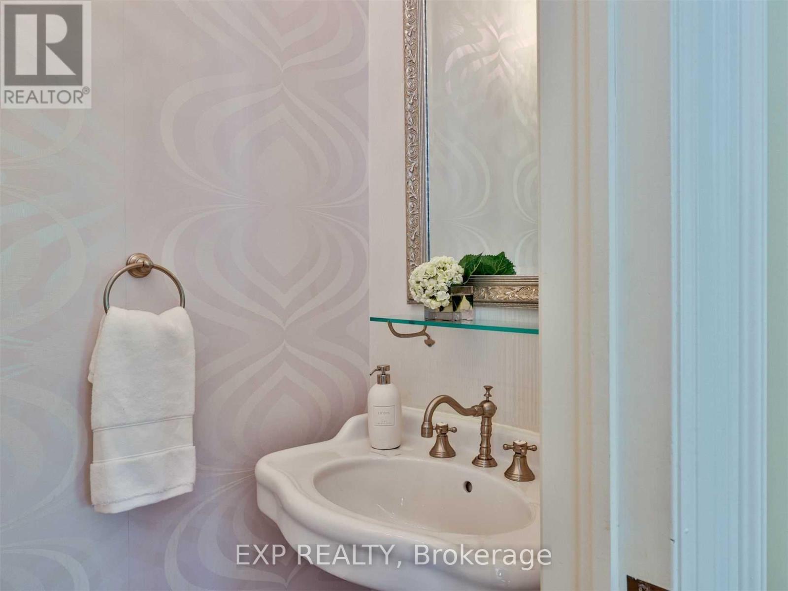 241 Poplar Plains Street, Toronto (casa Loma), Ontario