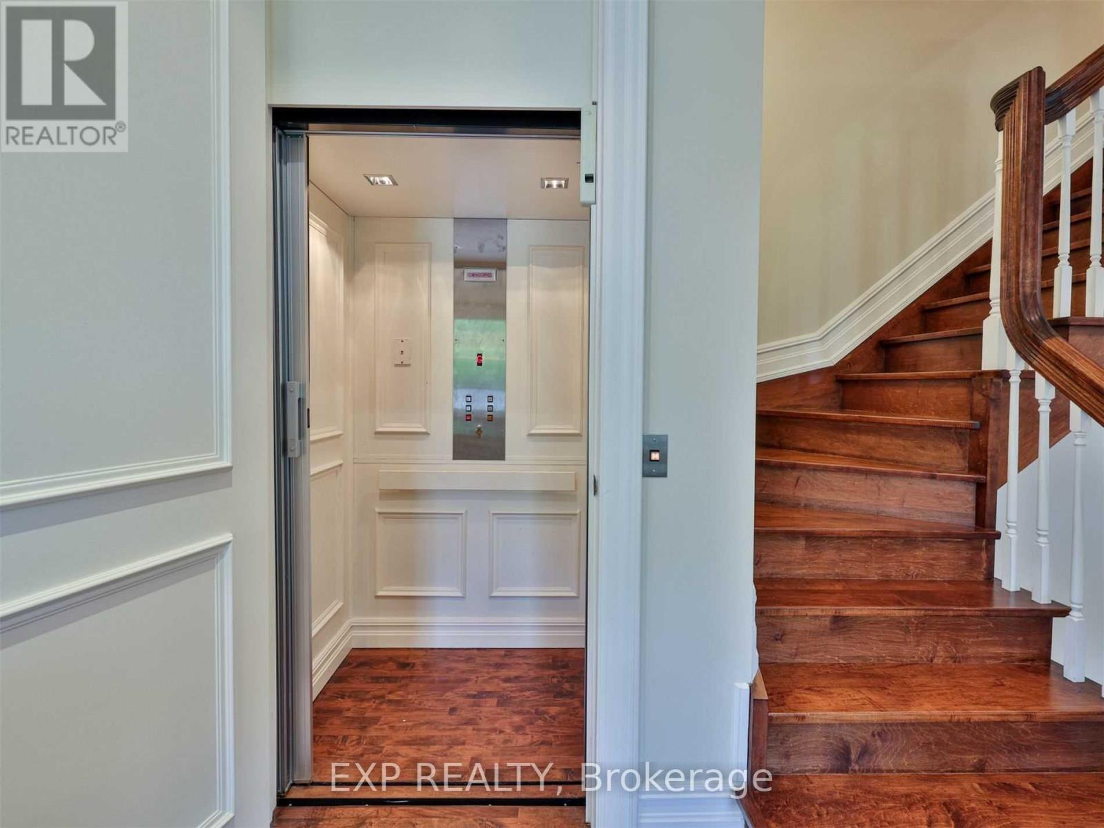 241 Poplar Plains Street, Toronto (casa Loma), Ontario