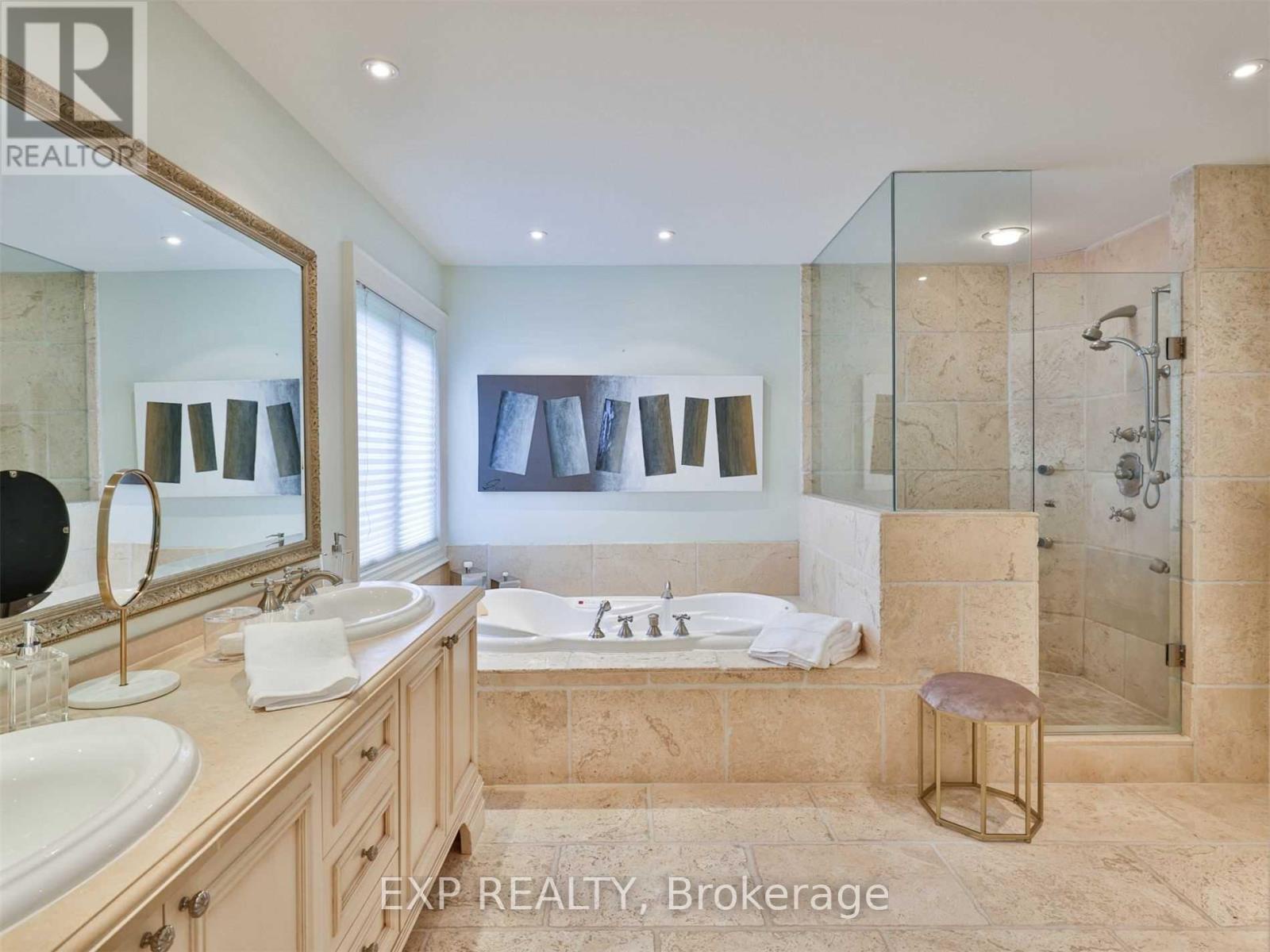 241 Poplar Plains Street, Toronto (casa Loma), Ontario