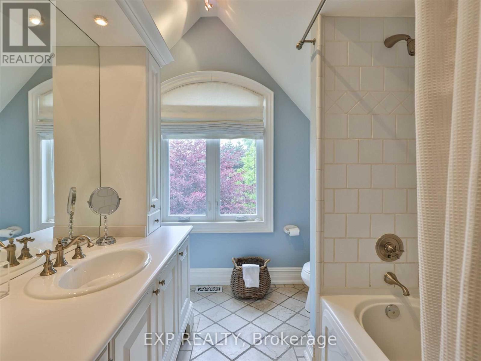 241 Poplar Plains Street, Toronto (casa Loma), Ontario