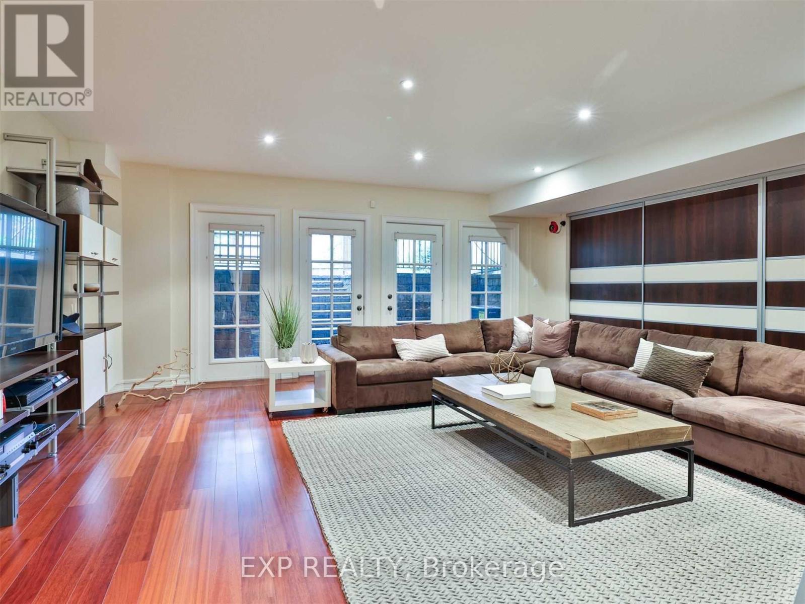 241 Poplar Plains Street, Toronto (casa Loma), Ontario