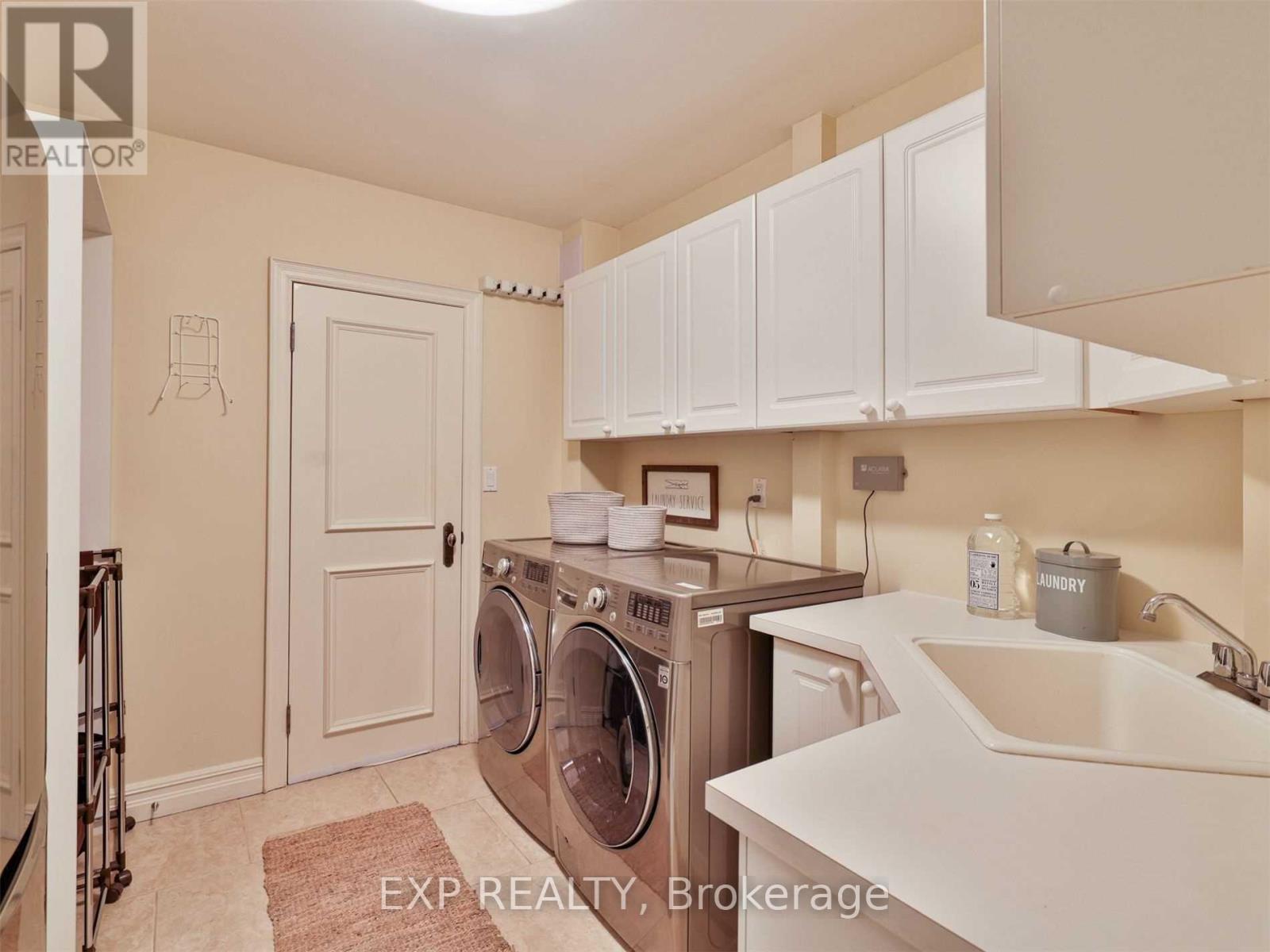 241 Poplar Plains Street, Toronto (casa Loma), Ontario