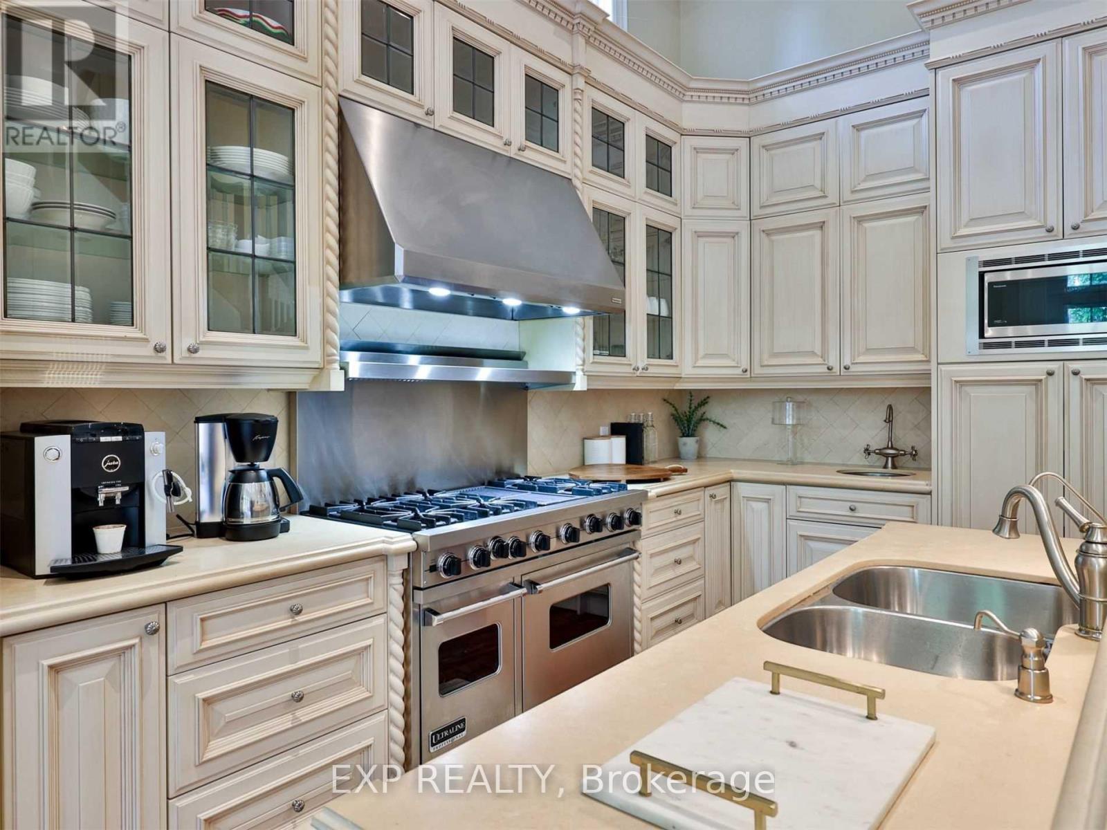 241 Poplar Plains Street, Toronto (casa Loma), Ontario