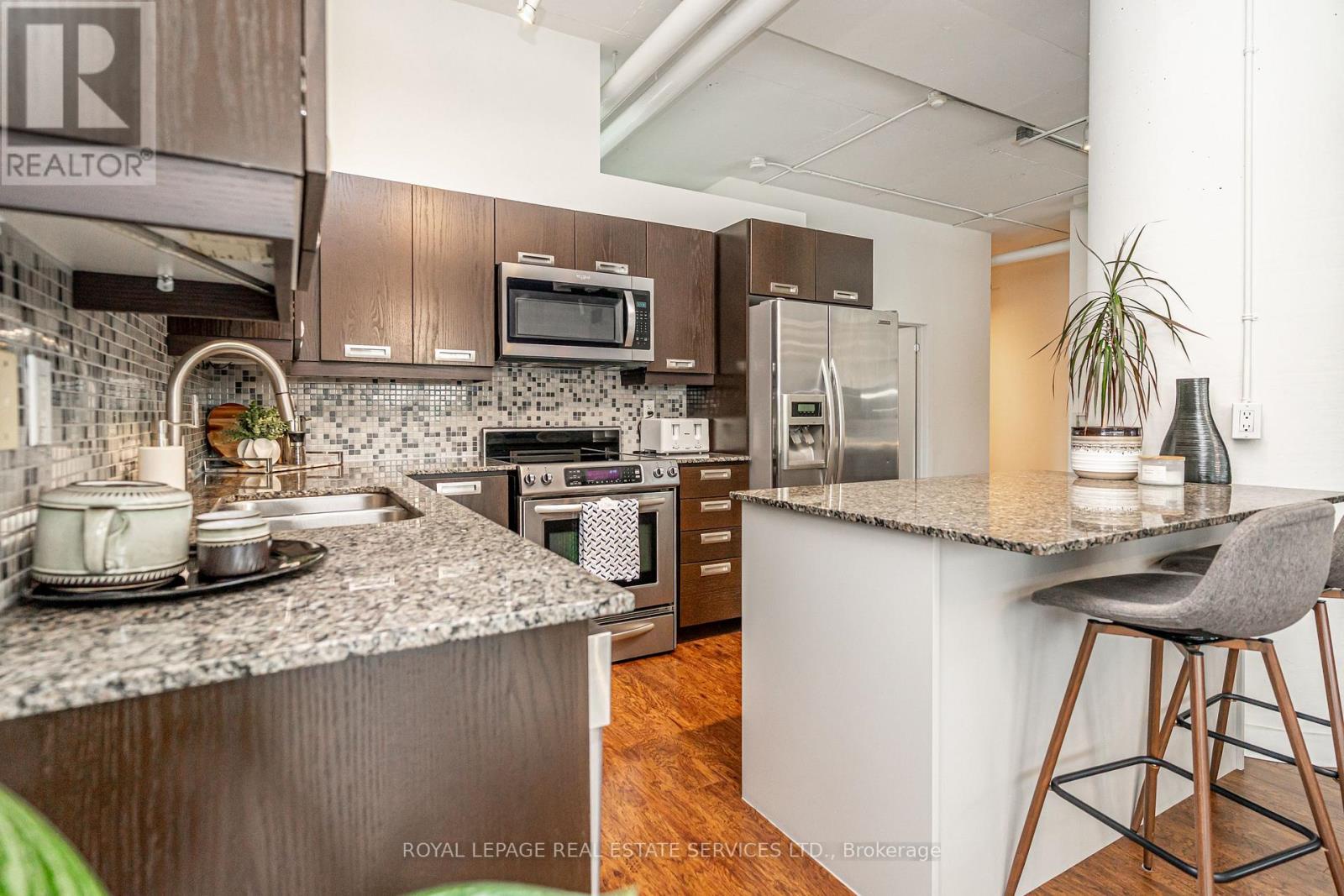 206 - 2 Fieldway Road, Toronto (islington-city Centre West), Ontario