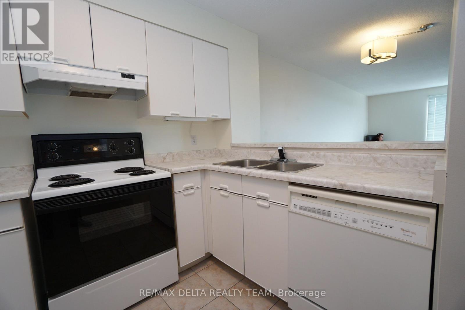 1506 - 545 St Laurent Boulevard, Ottawa, Ontario