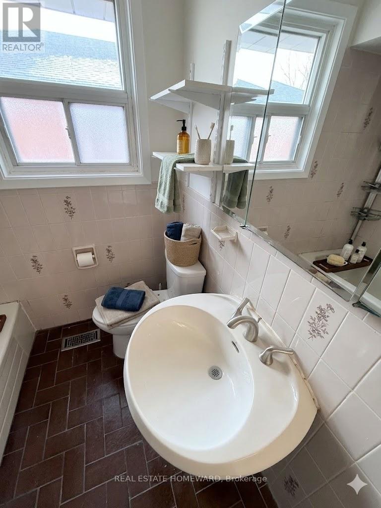 7 Dunlop Avenue, Toronto (clairlea-birchmount), Ontario