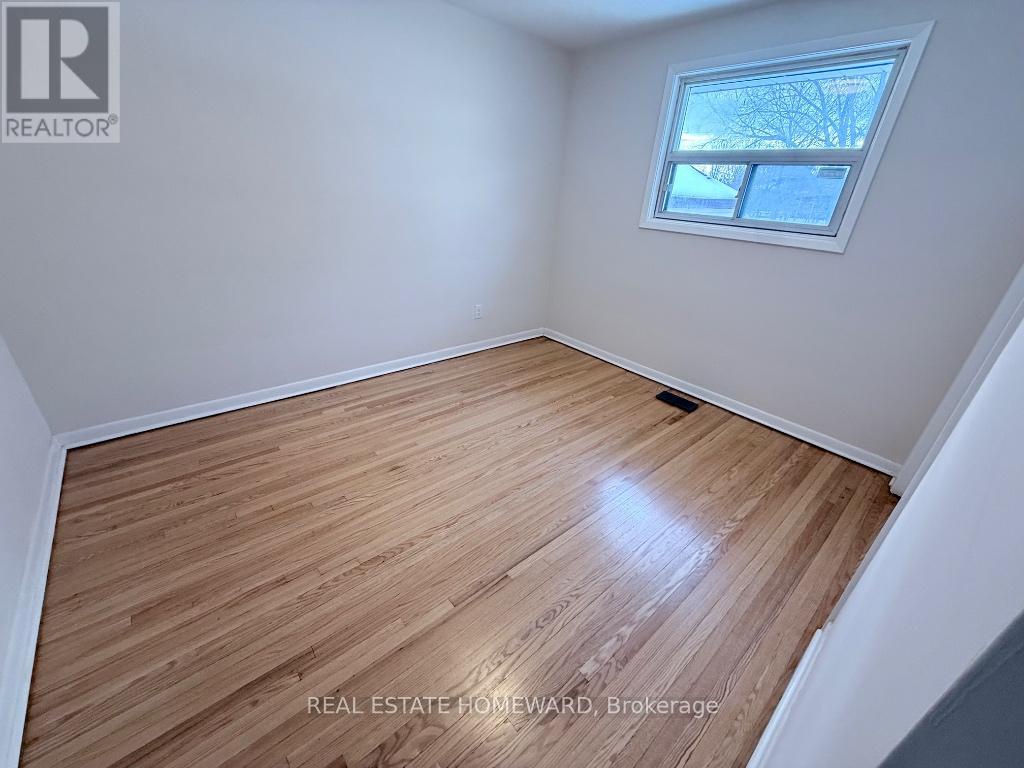 7 Dunlop Avenue, Toronto (clairlea-birchmount), Ontario