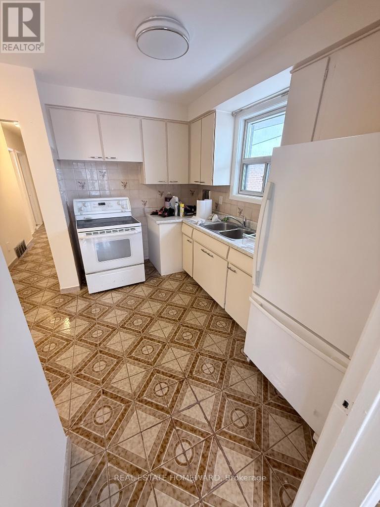 7 Dunlop Avenue, Toronto (clairlea-birchmount), Ontario