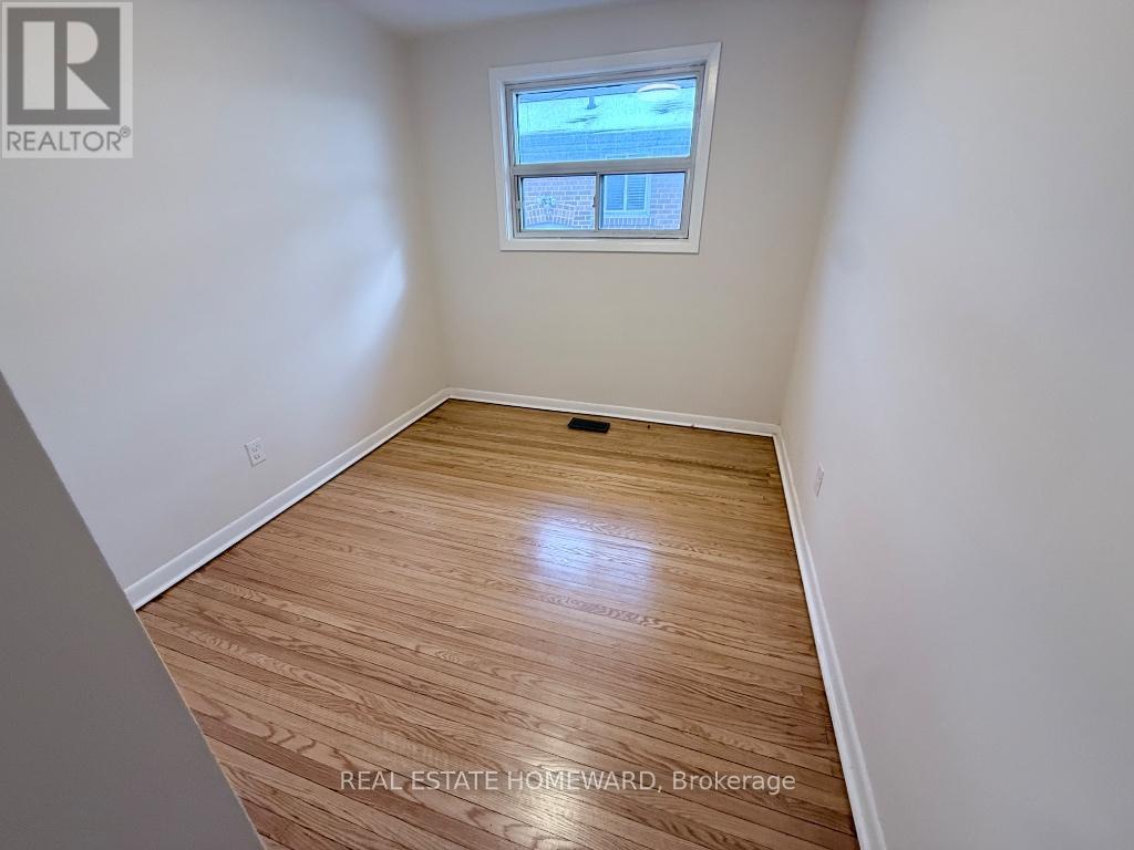 7 Dunlop Avenue, Toronto (clairlea-birchmount), Ontario