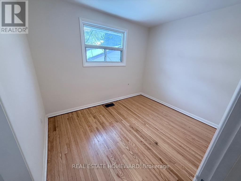 7 Dunlop Avenue, Toronto (clairlea-birchmount), Ontario