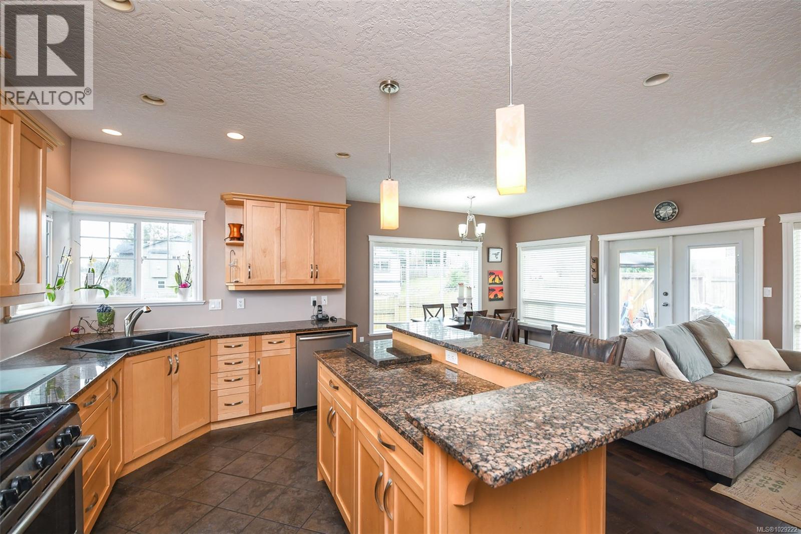 2737 Kendal Ave, Cumberland, British Columbia