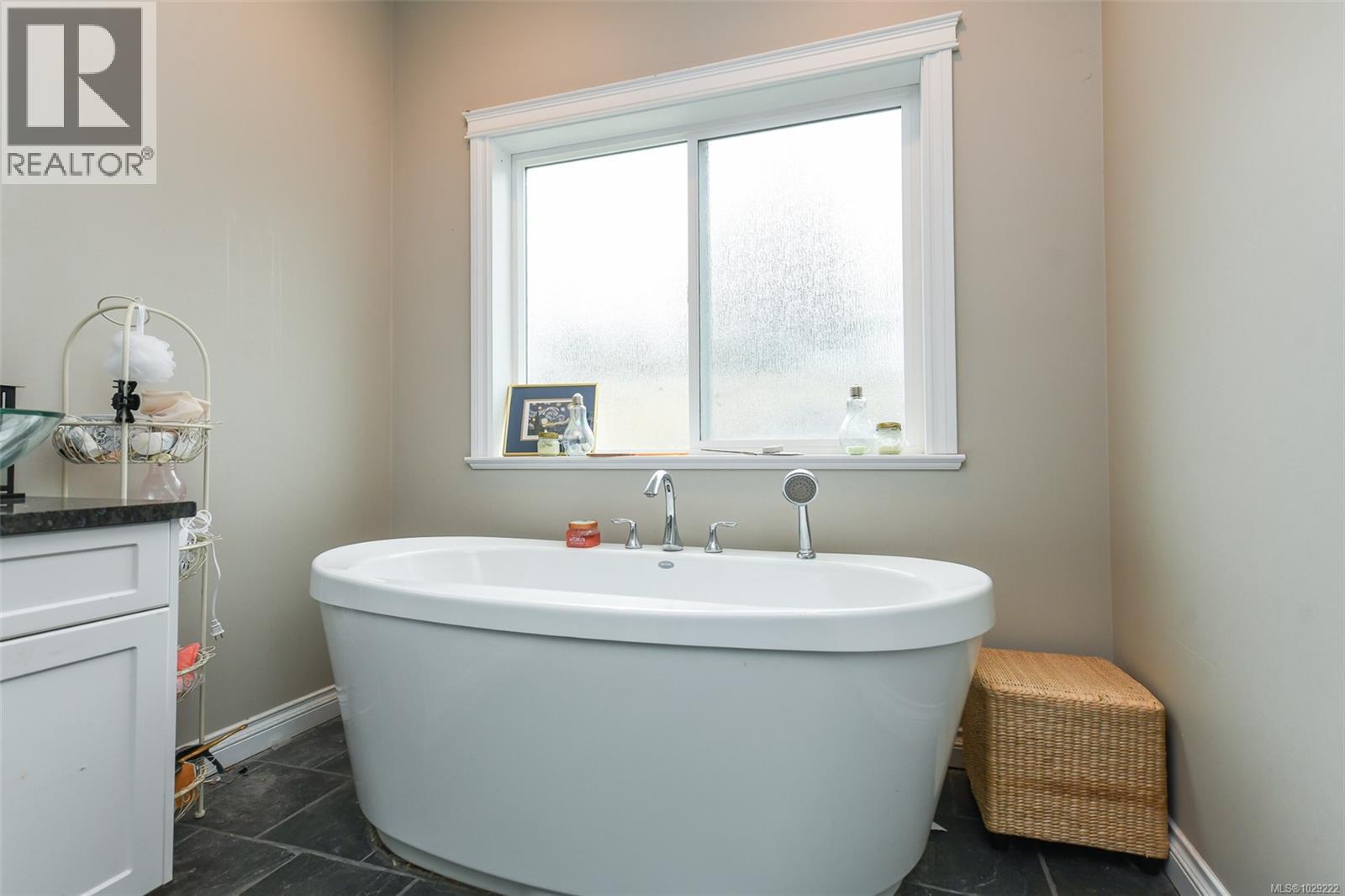 2737 Kendal Ave, Cumberland, British Columbia