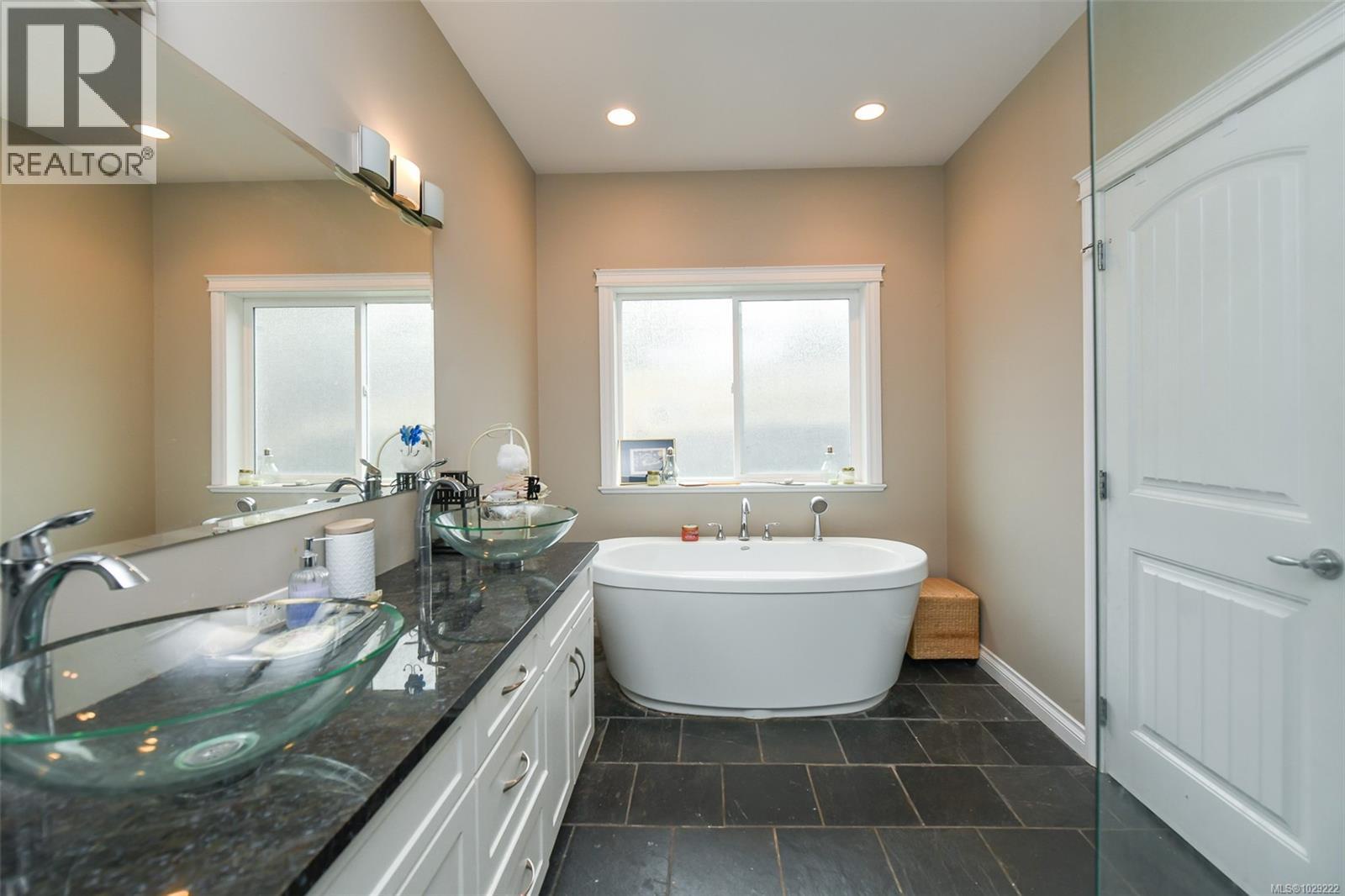 2737 Kendal Ave, Cumberland, British Columbia