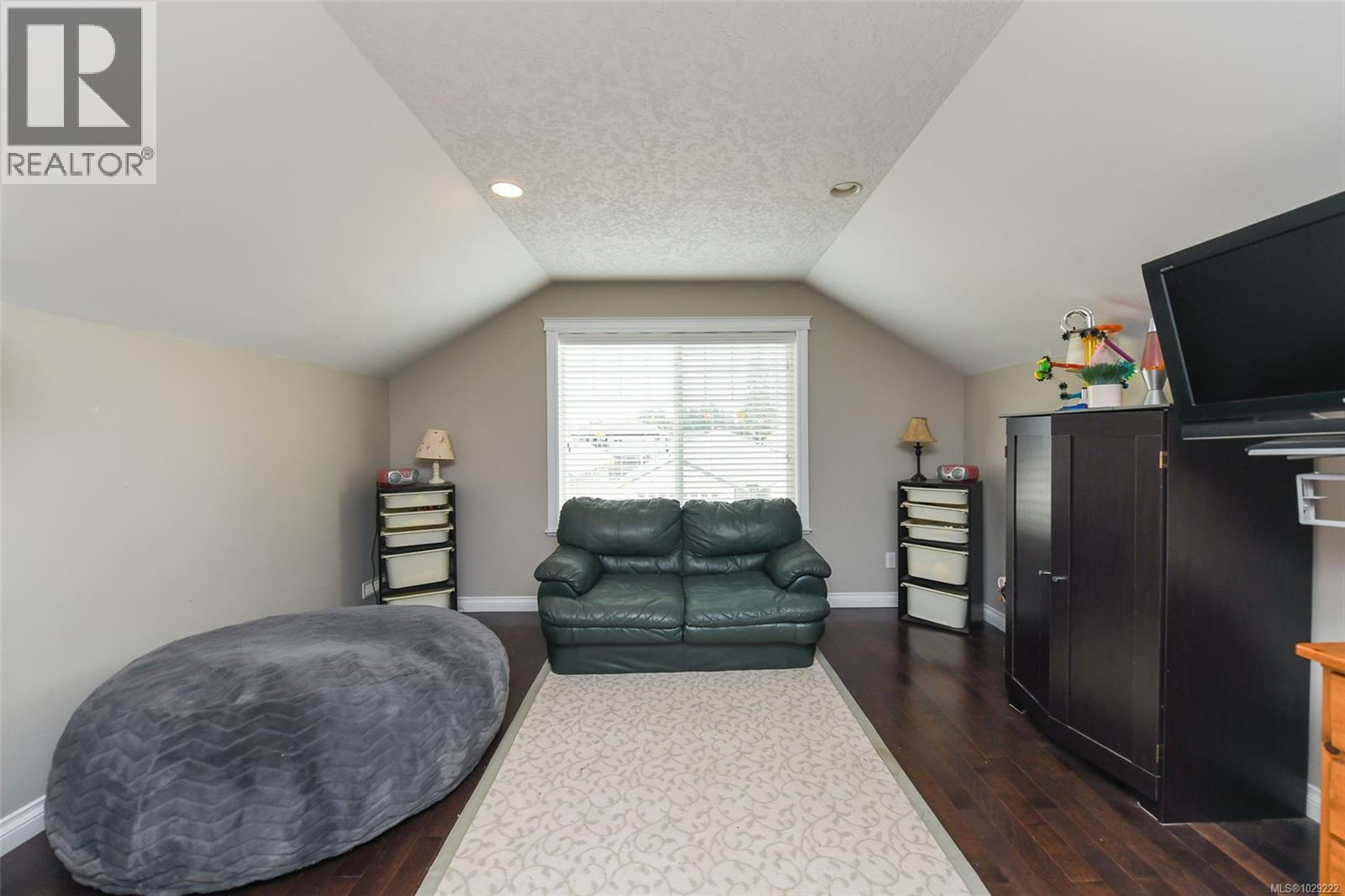 2737 Kendal Ave, Cumberland, British Columbia