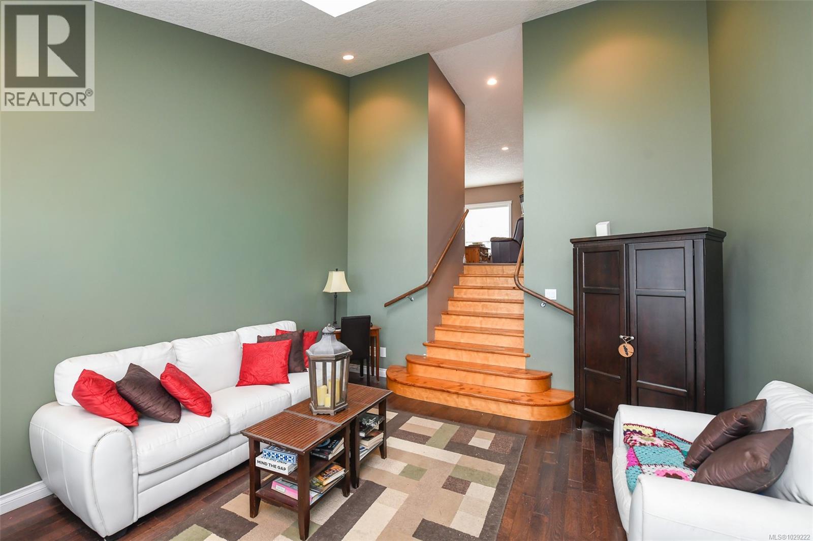 2737 Kendal Ave, Cumberland, British Columbia