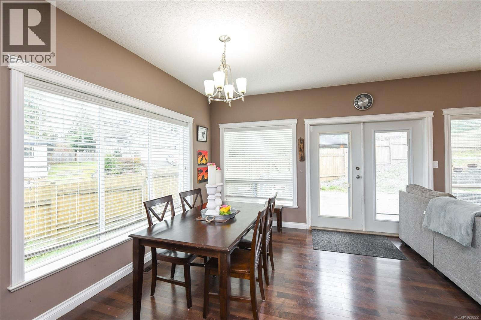 2737 Kendal Ave, Cumberland, British Columbia