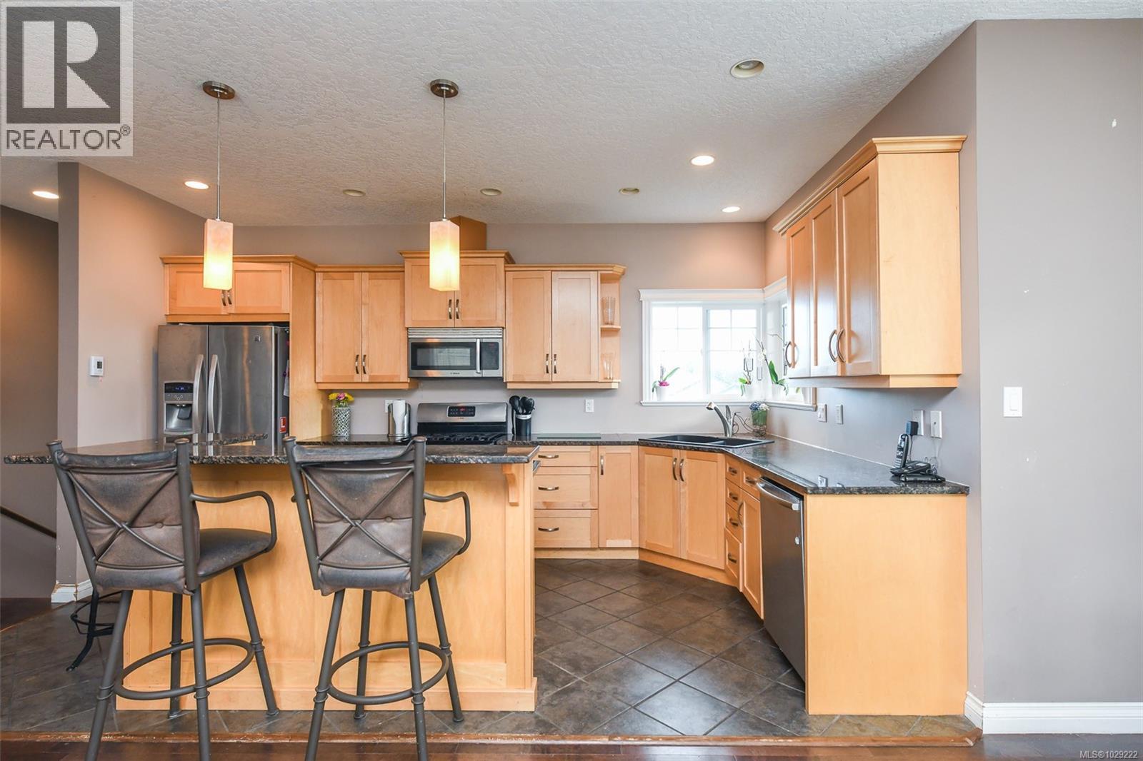 2737 Kendal Ave, Cumberland, British Columbia