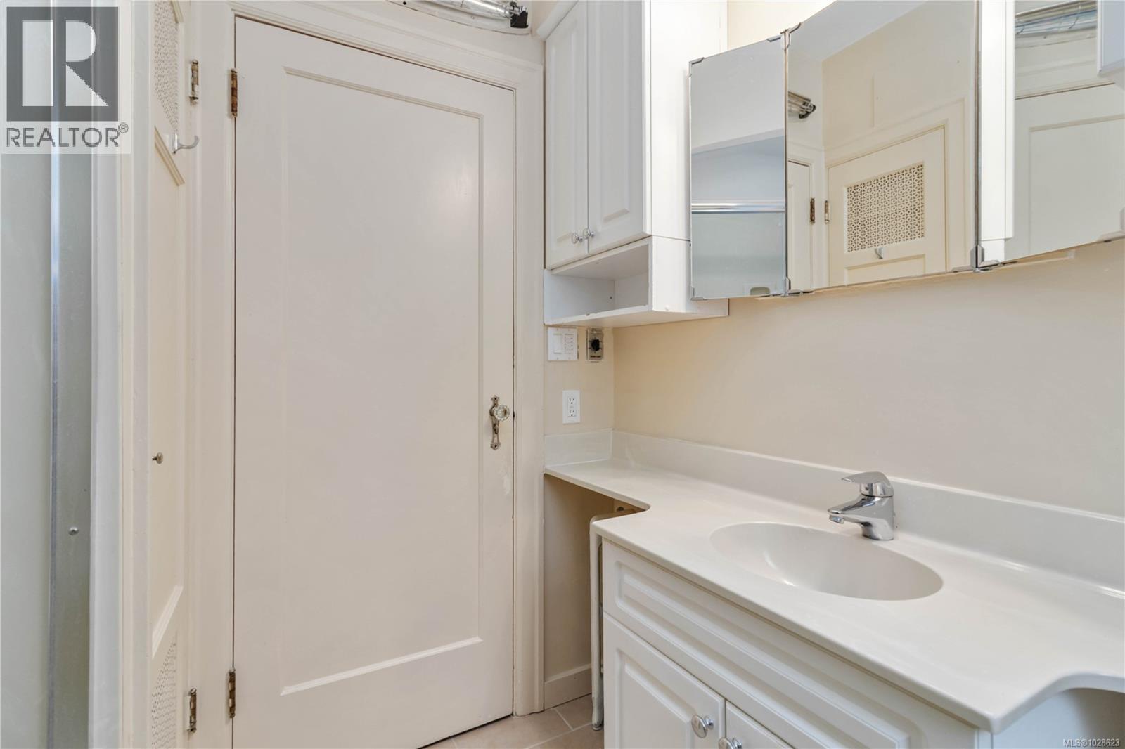 1811 Hollywood Cres, Victoria, British Columbia