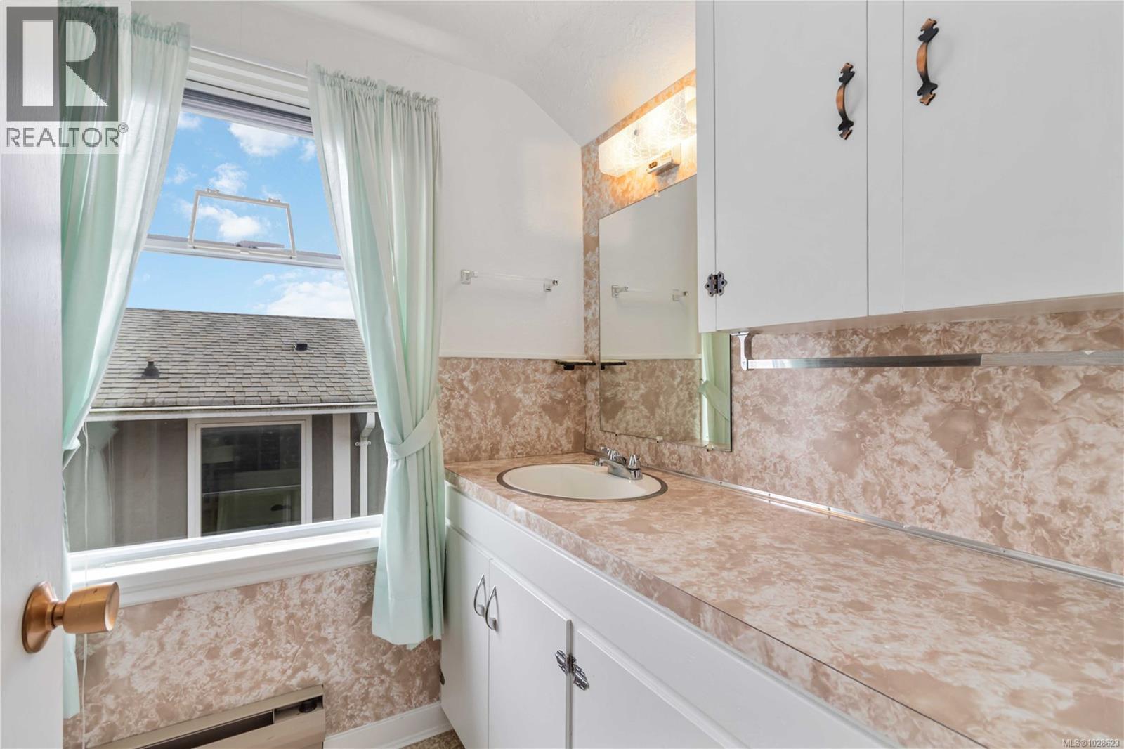 1811 Hollywood Cres, Victoria, British Columbia