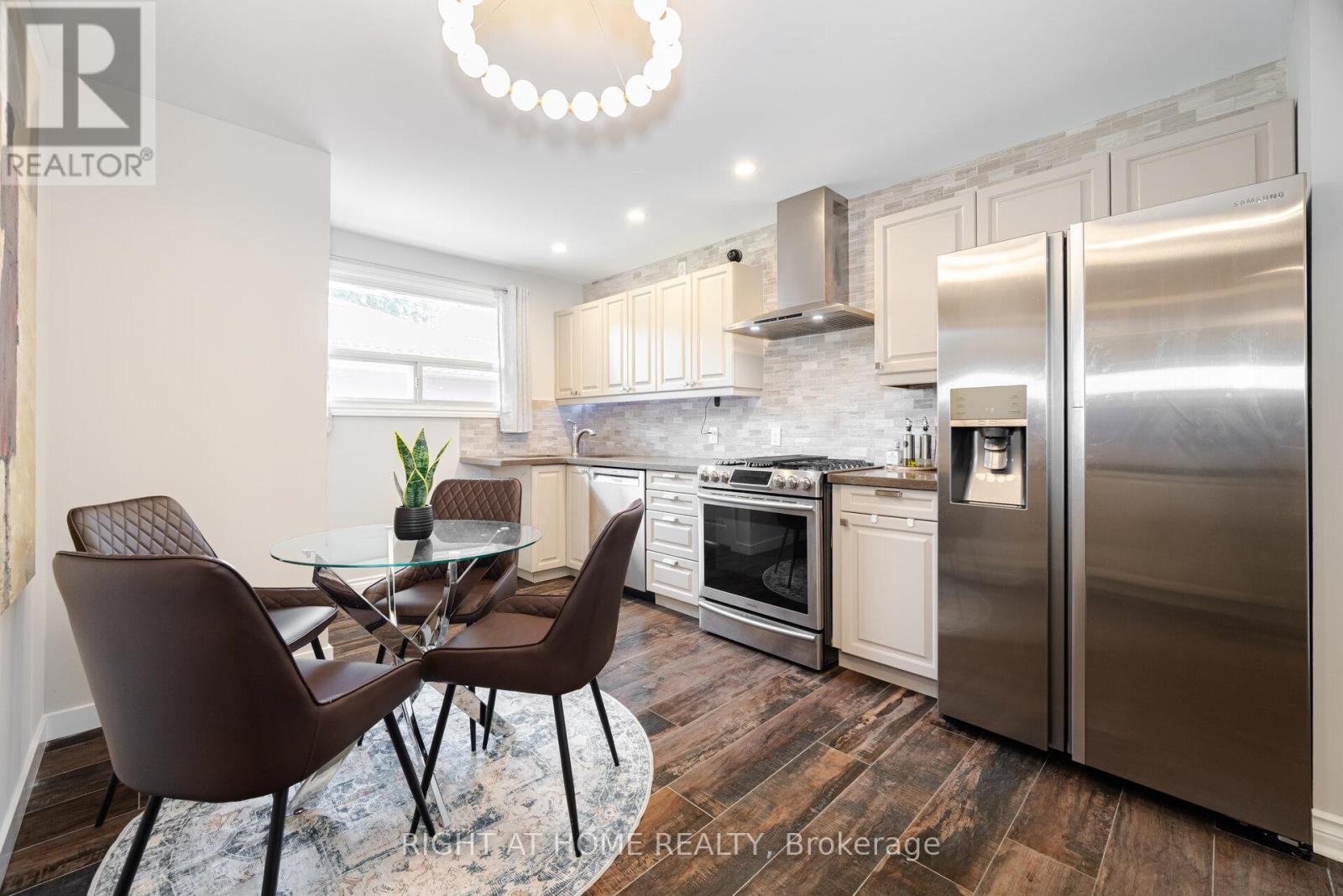 15 Kemano Road, Aurora (aurora Heights), Ontario