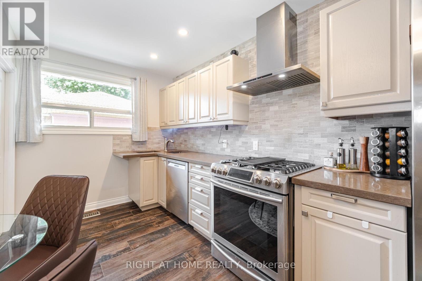 15 Kemano Road, Aurora (aurora Heights), Ontario