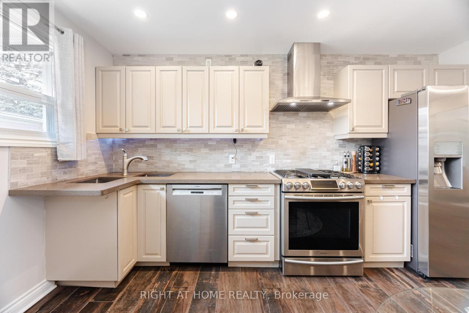 15 Kemano Road, Aurora (aurora Heights), Ontario