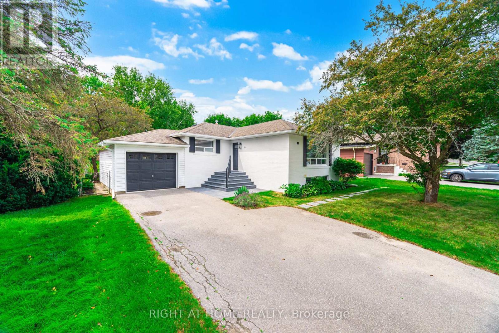 15 Kemano Road, Aurora (aurora Heights), Ontario