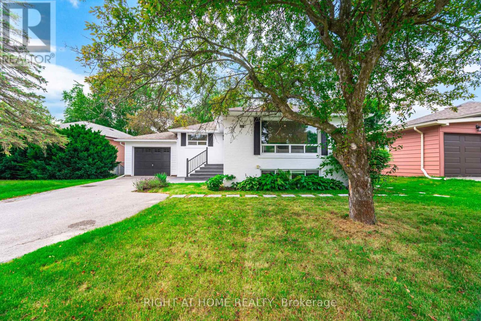 15 Kemano Road, Aurora (aurora Heights), Ontario