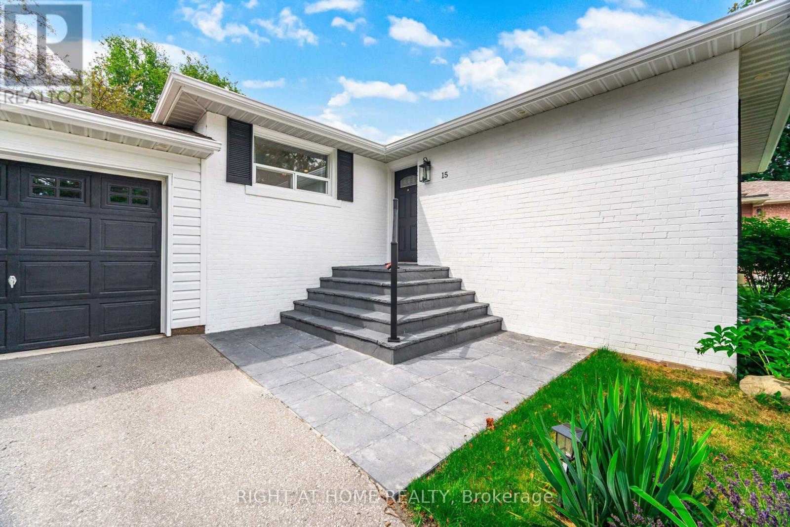 15 Kemano Road, Aurora (aurora Heights), Ontario