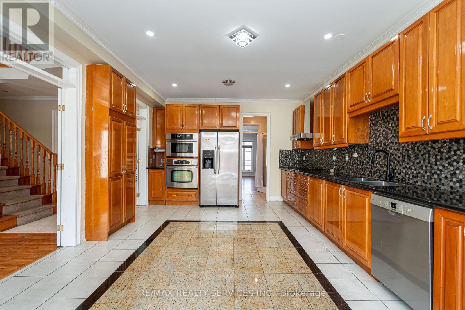 52 Mount Royal Circle, Brampton (vales Of Castlemore North), Ontario