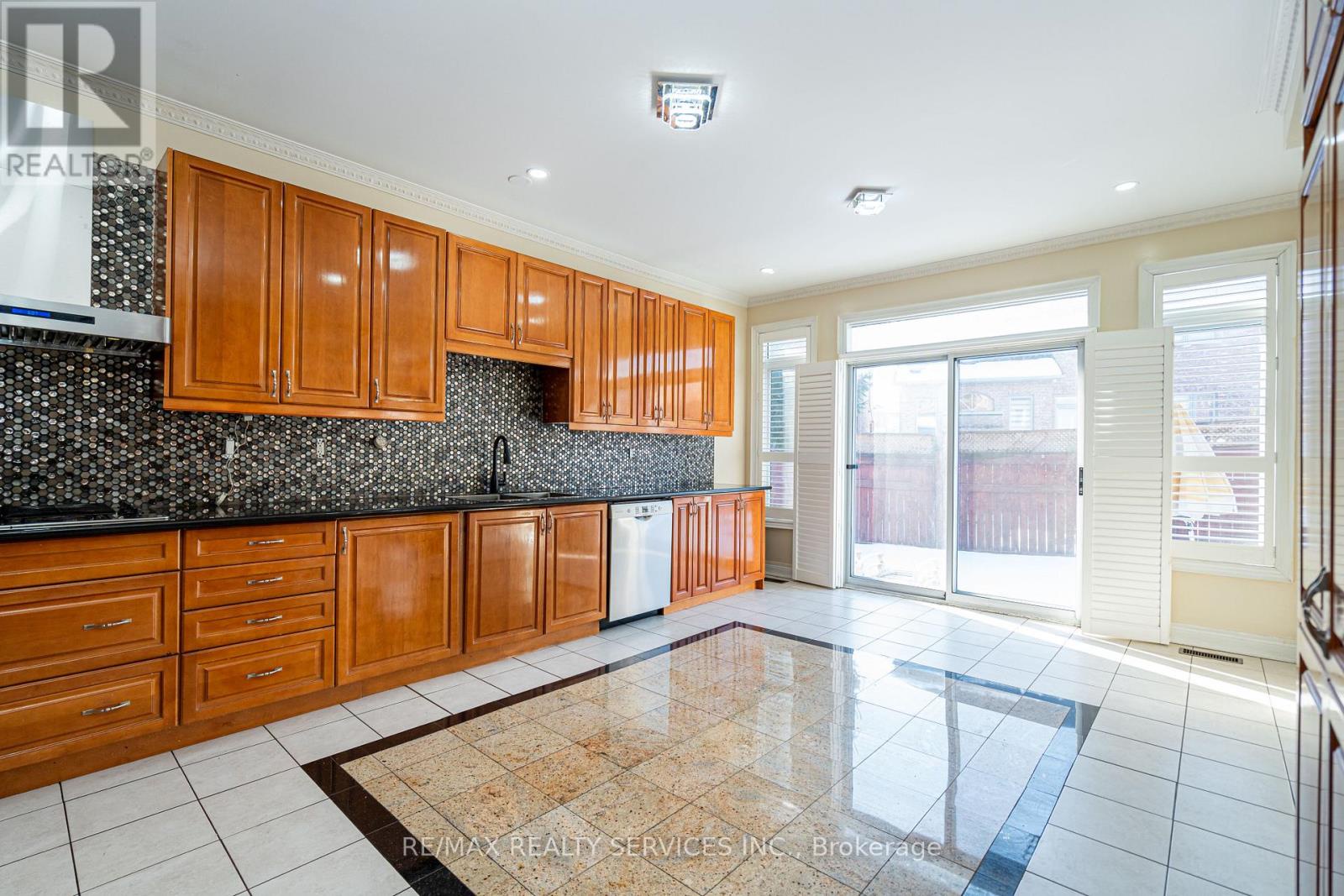 52 Mount Royal Circle, Brampton (vales Of Castlemore North), Ontario