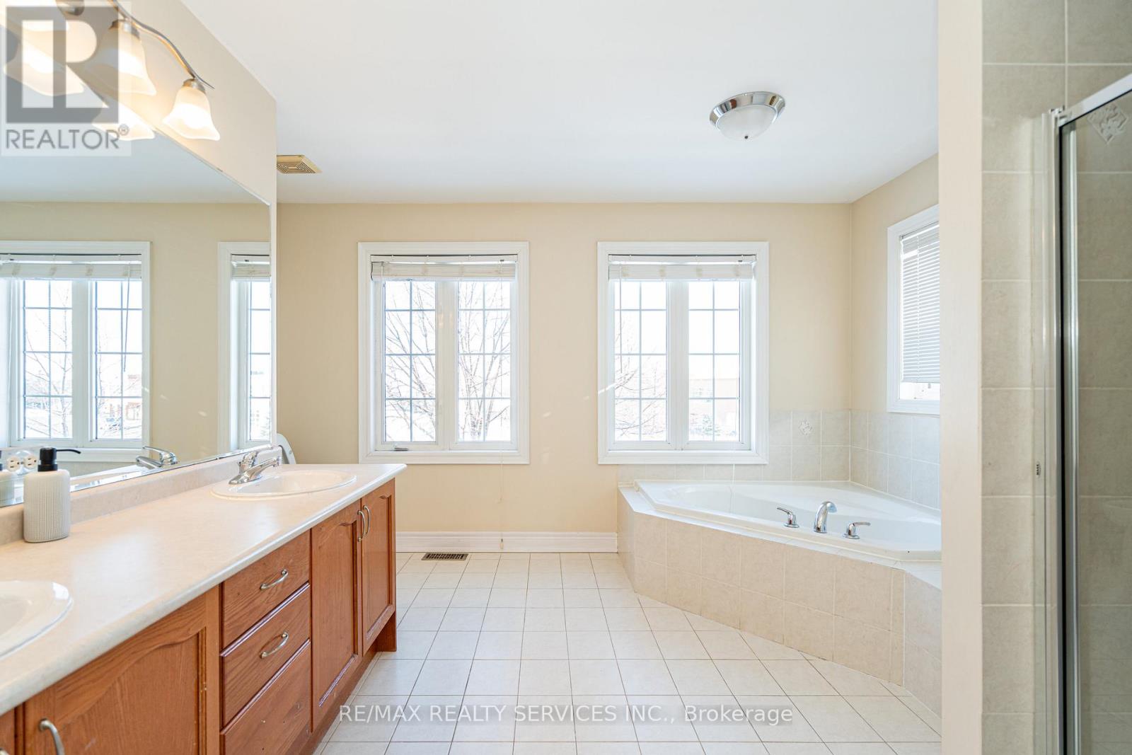 52 Mount Royal Circle, Brampton (vales Of Castlemore North), Ontario