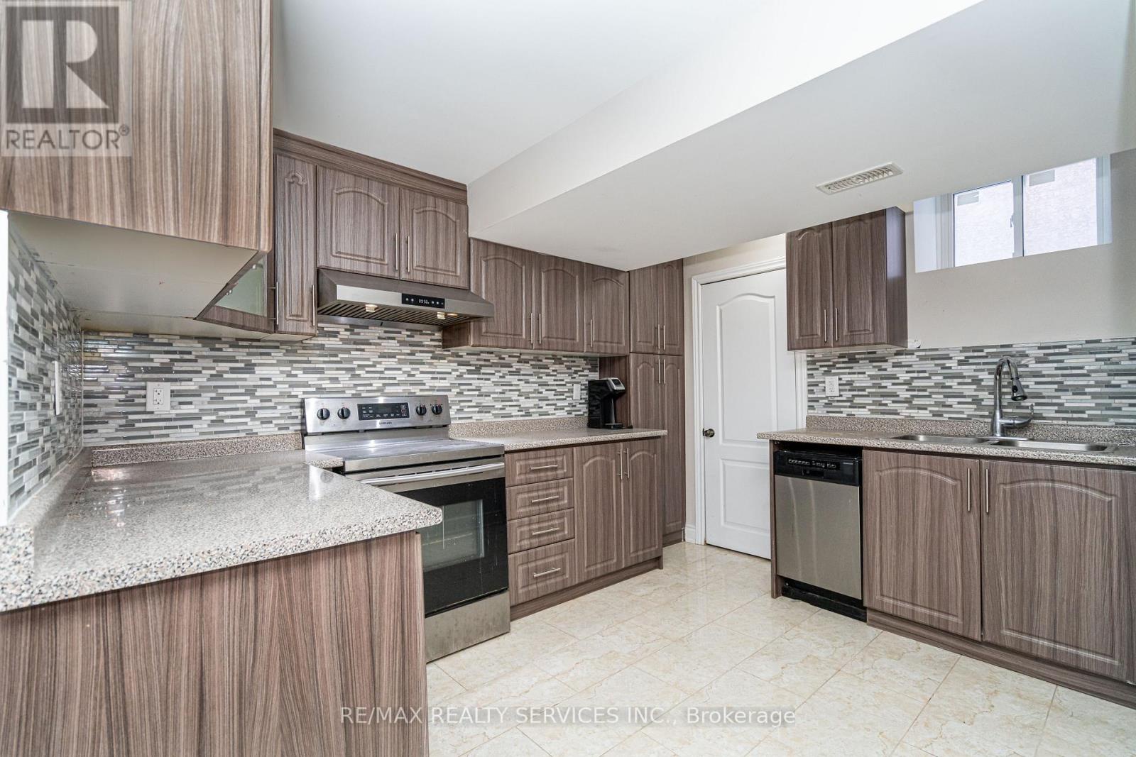 52 Mount Royal Circle, Brampton (vales Of Castlemore North), Ontario